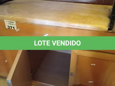 LOTE 371 - 01 BALCÃO EM MADEIRA 04 PORTAS COM MACA PARA MASSAGEM. (NO ESTADO, LEILÃO NÃO TEM GARANTIA E NEM DEVOLUÇÃO, SUJEITO A POSSÍVEIS AVARIAS VISÍVEIS/OCULTAS E/OU AUSÊNCIA DE COMPONENTES).