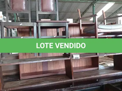 LOTE 459 - 01 MESA, 02 PRATELEIRAS E 02 CADEIRAS EM MADEIRA. (NO ESTADO, LEILÃO NÃO TEM GARANTIA E NEM DEVOLUÇÃO, SUJEITO A POSSÍVEIS AVARIAS VISÍVEIS/OCULTAS E/OU AUSÊNCIA DE COMPONENTES).