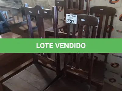 LOTE 427 - 05 CADEIRAS EM MADEIRA. (NO ESTADO, LEILÃO NÃO TEM GARANTIA E NEM DEVOLUÇÃO, SUJEITO A POSSÍVEIS AVARIAS VISÍVEIS/OCULTAS E/OU AUSÊNCIA DE COMPONENTES).