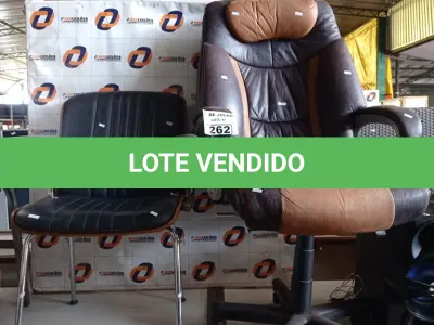 LOTE 262 - 02 CADEIRAS DE ESCRITÓRIO SENDO 01 COM BASE GIRATÓRIA. (NO ESTADO, LEILÃO NÃO TEM GARANTIA E NEM DEVOLUÇÃO, SUJEITO A POSSÍVEIS AVARIAS VISÍVEIS/OCULTAS E/OU AUSÊNCIA DE COMPONENTES).
