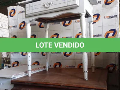 LOTE 252 - 03 MESINHAS EM MADEIRA MODELOS DIVERSOS. (NO ESTADO, LEILÃO NÃO TEM GARANTIA E NEM DEVOLUÇÃO, SUJEITO A POSSÍVEIS AVARIAS VISÍVEIS/OCULTAS E/OU AUSÊNCIA DE COMPONENTES).