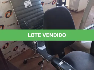 LOTE 426 - 02 CADEIRAS DE ESCRITÓRIO COM BASE GIRATÓRIA. (NO ESTADO, LEILÃO NÃO TEM GARANTIA E NEM DEVOLUÇÃO, SUJEITO A POSSÍVEIS AVARIAS VISÍVEIS/OCULTAS E/OU AUSÊNCIA DE COMPONENTES).