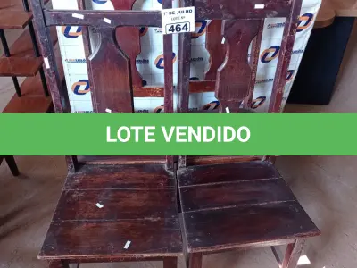 LOTE 464 - 04 CADEIRAS EM MADEIRA. (NO ESTADO, LEILÃO NÃO TEM GARANTIA E NEM DEVOLUÇÃO, SUJEITO A POSSÍVEIS AVARIAS VISÍVEIS/OCULTAS E/OU AUSÊNCIA DE COMPONENTES).