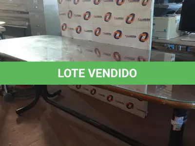 LOTE 432 - 01 MESA COM BASE DE FERRO, TAMPO EM MADEIRA E VIDRO. (NO ESTADO, LEILÃO NÃO TEM GARANTIA E NEM DEVOLUÇÃO, SUJEITO A POSSÍVEIS AVARIAS VISÍVEIS/OCULTAS E/OU AUSÊNCIA DE COMPONENTES).