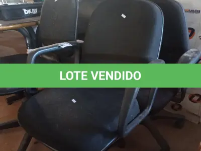 LOTE 429 - 04 CADEIRAS DE ESCRITÓRIO COM BASE GIRATÓRIA. (NO ESTADO, LEILÃO NÃO TEM GARANTIA E NEM DEVOLUÇÃO, SUJEITO A POSSÍVEIS AVARIAS VISÍVEIS/OCULTAS E/OU AUSÊNCIA DE COMPONENTES).