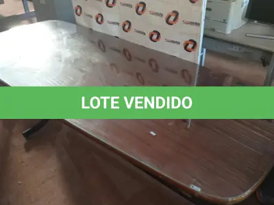 LOTE 432 - 01 MESA COM BASE DE FERRO, TAMPO EM MADEIRA E VIDRO. (NO ESTADO, LEILÃO NÃO TEM GARANTIA E NEM DEVOLUÇÃO, SUJEITO A POSSÍVEIS AVARIAS VISÍVEIS/OCULTAS E/OU AUSÊNCIA DE COMPONENTES).