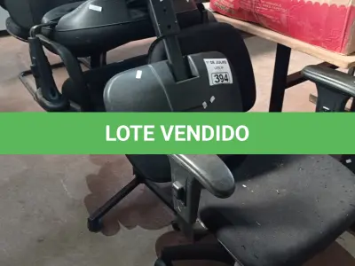 LOTE 394 - 03 CADEIRAS DE ESCRITÓRIO COM BASE GIRATÓRIA. (NO ESTADO, LEILÃO NÃO TEM GARANTIA E NEM DEVOLUÇÃO, SUJEITO A POSSÍVEIS AVARIAS VISÍVEIS/OCULTAS E/OU AUSÊNCIA DE COMPONENTES).