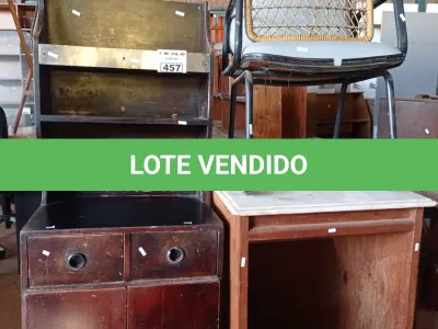 LOTE 457 - 02 ARMÁRIOS EM MADEIRA SENDO 01 COM TAMPO DE PEDRA E 02 CADEIRAS COM BASE FIXA. (NO ESTADO, LEILÃO NÃO TEM GARANTIA E NEM DEVOLUÇÃO, SUJEITO A POSSÍVEIS AVARIAS VISÍVEIS/OCULTAS E/OU AUSÊNCIA DE COMPONENTES).