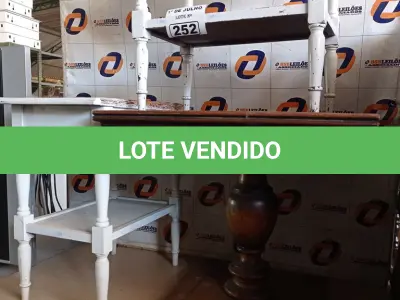 LOTE 252 - 03 MESINHAS EM MADEIRA MODELOS DIVERSOS. (NO ESTADO, LEILÃO NÃO TEM GARANTIA E NEM DEVOLUÇÃO, SUJEITO A POSSÍVEIS AVARIAS VISÍVEIS/OCULTAS E/OU AUSÊNCIA DE COMPONENTES).