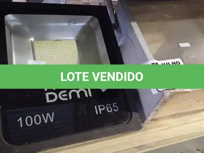LOTE 161 - 01 PERSIANA1,5M, 01 LUMINÁRIA DE PÁTIO, 01 REFLETOR DE LED E 01 CHUVEIRO. (NO ESTADO, LEILÃO NÃO TEM GARANTIA E NEM DEVOLUÇÃO, SUJEITO A POSSÍVEIS AVARIAS VISÍVEIS/OCULTAS E/OU AUSÊNCIA DE COMPONENTES).