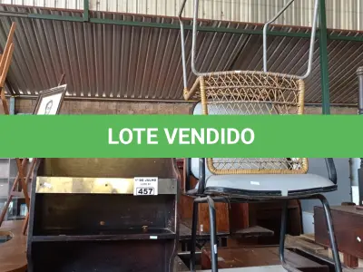 LOTE 457 - 02 ARMÁRIOS EM MADEIRA SENDO 01 COM TAMPO DE PEDRA E 02 CADEIRAS COM BASE FIXA. (NO ESTADO, LEILÃO NÃO TEM GARANTIA E NEM DEVOLUÇÃO, SUJEITO A POSSÍVEIS AVARIAS VISÍVEIS/OCULTAS E/OU AUSÊNCIA DE COMPONENTES).