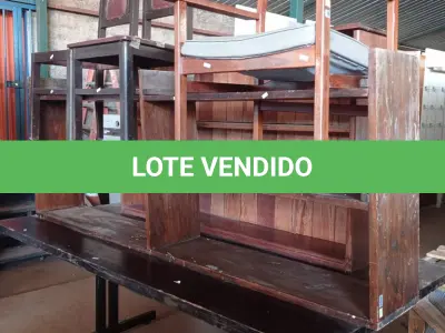 LOTE 459 - 01 MESA, 02 PRATELEIRAS E 02 CADEIRAS EM MADEIRA. (NO ESTADO, LEILÃO NÃO TEM GARANTIA E NEM DEVOLUÇÃO, SUJEITO A POSSÍVEIS AVARIAS VISÍVEIS/OCULTAS E/OU AUSÊNCIA DE COMPONENTES).