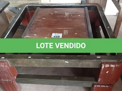 LOTE 458 - 03 MESAS DE CENTRO EM MADEIRA MODELOS DIVERSOS. (NO ESTADO, LEILÃO NÃO TEM GARANTIA E NEM DEVOLUÇÃO, SUJEITO A POSSÍVEIS AVARIAS VISÍVEIS/OCULTAS E/OU AUSÊNCIA DE COMPONENTES).