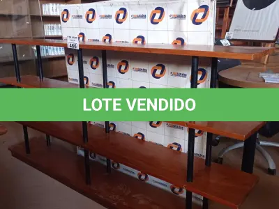 LOTE 466 - 01 PRATELEIRA EM MADEIRA. (NO ESTADO, LEILÃO NÃO TEM GARANTIA E NEM DEVOLUÇÃO, SUJEITO A POSSÍVEIS AVARIAS VISÍVEIS/OCULTAS E/OU AUSÊNCIA DE COMPONENTES).