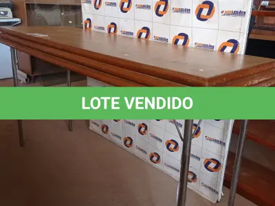 LOTE 468 - 01 APARADOR COM BASE DE FERRO, TAMPO DE MADEIRA COM 02 TAMPOS SOBRESSALENTES. (NO ESTADO, LEILÃO NÃO TEM GARANTIA E NEM DEVOLUÇÃO, SUJEITO A POSSÍVEIS AVARIAS VISÍVEIS/OCULTAS E/OU AUSÊNCIA DE COMPONENTES).