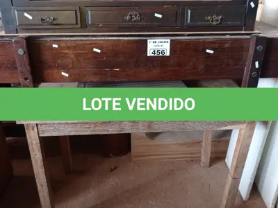 LOTE 456 - 03 MESAS EM MADEIRA MODELOS DIVERSOS COM AVARIAS. (NO ESTADO, LEILÃO NÃO TEM GARANTIA E NEM DEVOLUÇÃO, SUJEITO A POSSÍVEIS AVARIAS VISÍVEIS/OCULTAS E/OU AUSÊNCIA DE COMPONENTES).
