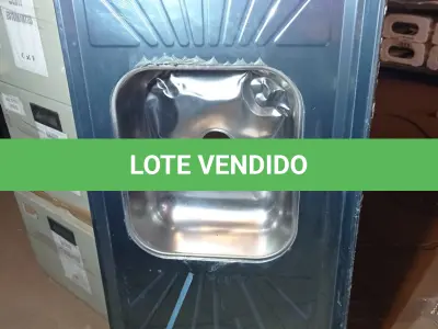 LOTE 244 - 01 PIA EM AÇO INOX CIMENTADA COM 01 CUBA MEDINDO 1,20M X 0,53CM. (NO ESTADO, LEILÃO NÃO TEM GARANTIA E NEM DEVOLUÇÃO, SUJEITO A POSSÍVEIS AVARIAS VISÍVEIS/OCULTAS E/OU AUSÊNCIA DE COMPONENTES).