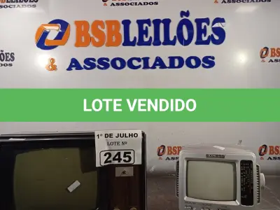 LOTE 245 - 01 MONITOR ANTIGO E 01 TV/RADIO 12V. (NO ESTADO, LEILÃO NÃO TEM GARANTIA E NEM DEVOLUÇÃO, SUJEITO A POSSÍVEIS AVARIAS VISÍVEIS/OCULTAS E/OU AUSÊNCIA DE COMPONENTES).