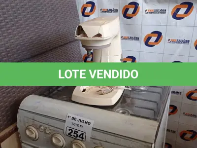 LOTE 254 - 01 FOGÃO A GÁS 04 BOCAS E 01 BATEDEIRA INCOMPLETOS. (NO ESTADO, LEILÃO NÃO TEM GARANTIA E NEM DEVOLUÇÃO, SUJEITO A POSSÍVEIS AVARIAS VISÍVEIS/OCULTAS E/OU AUSÊNCIA DE COMPONENTES).