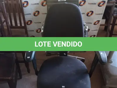 LOTE 426 - 02 CADEIRAS DE ESCRITÓRIO COM BASE GIRATÓRIA. (NO ESTADO, LEILÃO NÃO TEM GARANTIA E NEM DEVOLUÇÃO, SUJEITO A POSSÍVEIS AVARIAS VISÍVEIS/OCULTAS E/OU AUSÊNCIA DE COMPONENTES).