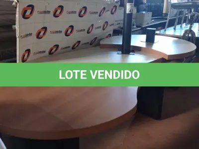 LOTE 434 - 01 MESA COM BASE DE FERRO E TAMPO DE MADEIRA. (NO ESTADO, LEILÃO NÃO TEM GARANTIA E NEM DEVOLUÇÃO, SUJEITO A POSSÍVEIS AVARIAS VISÍVEIS/OCULTAS E/OU AUSÊNCIA DE COMPONENTES).
