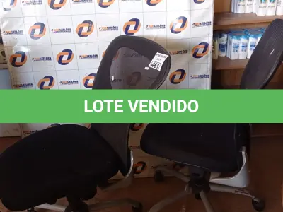 LOTE 461 - 02 CADEIRAS DE ESCRITÓRIO COM BASE GIRATÓRIA. (NO ESTADO, LEILÃO NÃO TEM GARANTIA E NEM DEVOLUÇÃO, SUJEITO A POSSÍVEIS AVARIAS VISÍVEIS/OCULTAS E/OU AUSÊNCIA DE COMPONENTES).