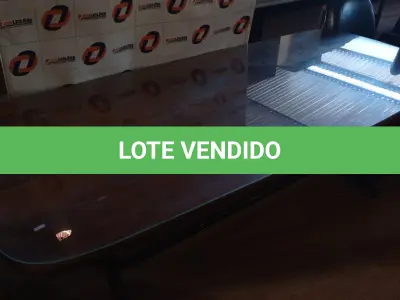 LOTE 432 - 01 MESA COM BASE DE FERRO, TAMPO EM MADEIRA E VIDRO. (NO ESTADO, LEILÃO NÃO TEM GARANTIA E NEM DEVOLUÇÃO, SUJEITO A POSSÍVEIS AVARIAS VISÍVEIS/OCULTAS E/OU AUSÊNCIA DE COMPONENTES).