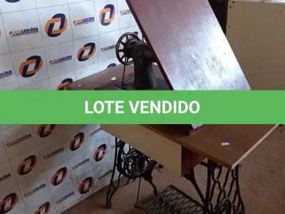 LOTE 424 - 01 MÁQUINA DE COSTURA MARCA SINGER COM AVARIAS. (NO ESTADO, LEILÃO NÃO TEM GARANTIA E NEM DEVOLUÇÃO, SUJEITO A POSSÍVEIS AVARIAS VISÍVEIS/OCULTAS E/OU AUSÊNCIA DE COMPONENTES).