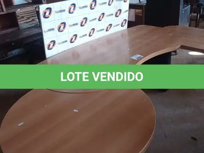 LOTE 460 - 01 MESA DE ESCRITÓRIO COM BASE DE FERRO E TAMPO EM MADEIRA. (NO ESTADO, LEILÃO NÃO TEM GARANTIA E NEM DEVOLUÇÃO, SUJEITO A POSSÍVEIS AVARIAS VISÍVEIS/OCULTAS E/OU AUSÊNCIA DE COMPONENTES).