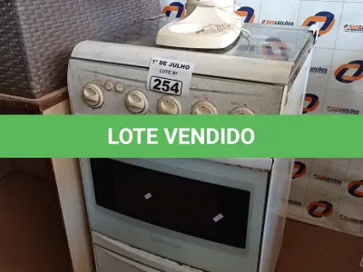 LOTE 254 - 01 FOGÃO A GÁS 04 BOCAS E 01 BATEDEIRA INCOMPLETOS. (NO ESTADO, LEILÃO NÃO TEM GARANTIA E NEM DEVOLUÇÃO, SUJEITO A POSSÍVEIS AVARIAS VISÍVEIS/OCULTAS E/OU AUSÊNCIA DE COMPONENTES).