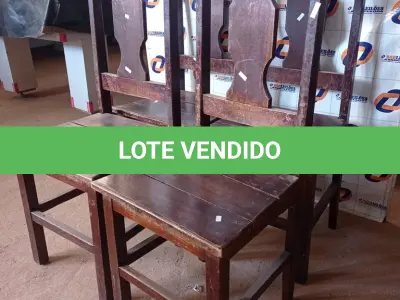LOTE 465 - 04 CADEIRAS EM MADEIRA. (NO ESTADO, LEILÃO NÃO TEM GARANTIA E NEM DEVOLUÇÃO, SUJEITO A POSSÍVEIS AVARIAS VISÍVEIS/OCULTAS E/OU AUSÊNCIA DE COMPONENTES).