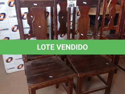 LOTE 465 - 04 CADEIRAS EM MADEIRA. (NO ESTADO, LEILÃO NÃO TEM GARANTIA E NEM DEVOLUÇÃO, SUJEITO A POSSÍVEIS AVARIAS VISÍVEIS/OCULTAS E/OU AUSÊNCIA DE COMPONENTES).