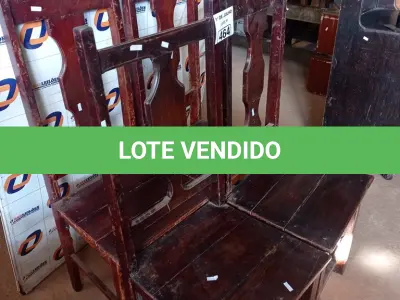 LOTE 464 - 04 CADEIRAS EM MADEIRA. (NO ESTADO, LEILÃO NÃO TEM GARANTIA E NEM DEVOLUÇÃO, SUJEITO A POSSÍVEIS AVARIAS VISÍVEIS/OCULTAS E/OU AUSÊNCIA DE COMPONENTES).