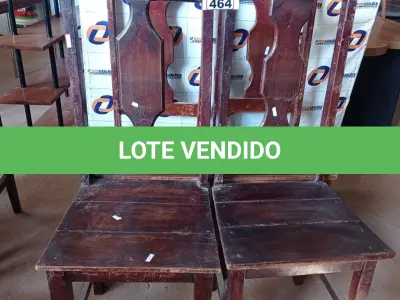 LOTE 464 - 04 CADEIRAS EM MADEIRA. (NO ESTADO, LEILÃO NÃO TEM GARANTIA E NEM DEVOLUÇÃO, SUJEITO A POSSÍVEIS AVARIAS VISÍVEIS/OCULTAS E/OU AUSÊNCIA DE COMPONENTES).