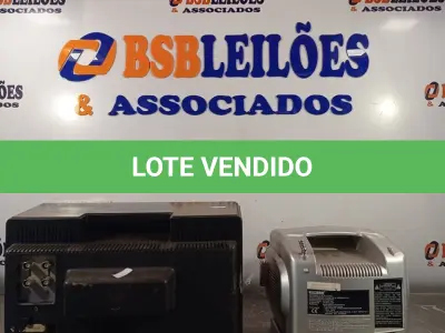 LOTE 245 - 01 MONITOR ANTIGO E 01 TV/RADIO 12V. (NO ESTADO, LEILÃO NÃO TEM GARANTIA E NEM DEVOLUÇÃO, SUJEITO A POSSÍVEIS AVARIAS VISÍVEIS/OCULTAS E/OU AUSÊNCIA DE COMPONENTES).