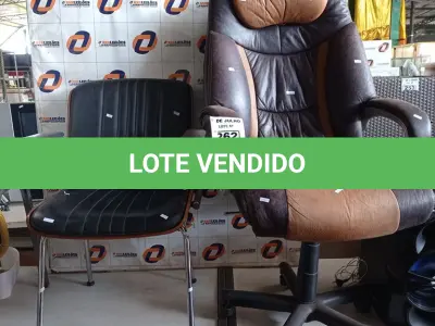 LOTE 262 - 02 CADEIRAS DE ESCRITÓRIO SENDO 01 COM BASE GIRATÓRIA. (NO ESTADO, LEILÃO NÃO TEM GARANTIA E NEM DEVOLUÇÃO, SUJEITO A POSSÍVEIS AVARIAS VISÍVEIS/OCULTAS E/OU AUSÊNCIA DE COMPONENTES).