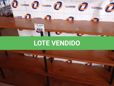 LOTE 466 - 01 PRATELEIRA EM MADEIRA. (NO ESTADO, LEILÃO NÃO TEM GARANTIA E NEM DEVOLUÇÃO, SUJEITO A POSSÍVEIS AVARIAS VISÍVEIS/OCULTAS E/OU AUSÊNCIA DE COMPONENTES).