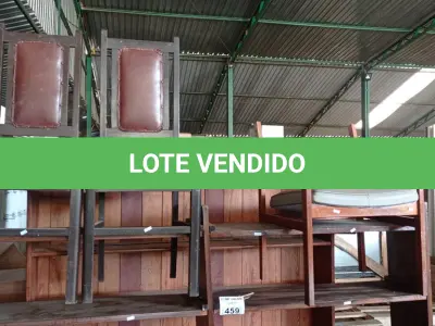 LOTE 459 - 01 MESA, 02 PRATELEIRAS E 02 CADEIRAS EM MADEIRA. (NO ESTADO, LEILÃO NÃO TEM GARANTIA E NEM DEVOLUÇÃO, SUJEITO A POSSÍVEIS AVARIAS VISÍVEIS/OCULTAS E/OU AUSÊNCIA DE COMPONENTES).
