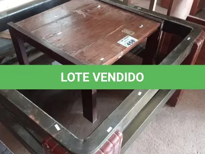 LOTE 458 - 03 MESAS DE CENTRO EM MADEIRA MODELOS DIVERSOS. (NO ESTADO, LEILÃO NÃO TEM GARANTIA E NEM DEVOLUÇÃO, SUJEITO A POSSÍVEIS AVARIAS VISÍVEIS/OCULTAS E/OU AUSÊNCIA DE COMPONENTES).