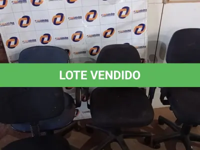 LOTE 435 - 04 CADEIRAS DE ESCRITÓRIO COM BASE GIRATÓRIA SENDO 01 NA COR AZUL. (NO ESTADO, LEILÃO NÃO TEM GARANTIA E NEM DEVOLUÇÃO, SUJEITO A POSSÍVEIS AVARIAS VISÍVEIS/OCULTAS E/OU AUSÊNCIA DE COMPONENTES).