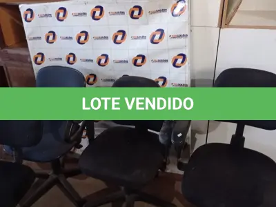 LOTE 435 - 04 CADEIRAS DE ESCRITÓRIO COM BASE GIRATÓRIA SENDO 01 NA COR AZUL. (NO ESTADO, LEILÃO NÃO TEM GARANTIA E NEM DEVOLUÇÃO, SUJEITO A POSSÍVEIS AVARIAS VISÍVEIS/OCULTAS E/OU AUSÊNCIA DE COMPONENTES).