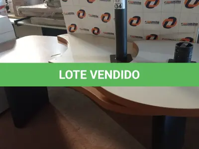 LOTE 434 - 01 MESA COM BASE DE FERRO E TAMPO DE MADEIRA. (NO ESTADO, LEILÃO NÃO TEM GARANTIA E NEM DEVOLUÇÃO, SUJEITO A POSSÍVEIS AVARIAS VISÍVEIS/OCULTAS E/OU AUSÊNCIA DE COMPONENTES).