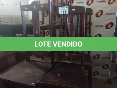 LOTE 427 - 05 CADEIRAS EM MADEIRA. (NO ESTADO, LEILÃO NÃO TEM GARANTIA E NEM DEVOLUÇÃO, SUJEITO A POSSÍVEIS AVARIAS VISÍVEIS/OCULTAS E/OU AUSÊNCIA DE COMPONENTES).