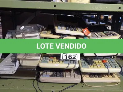 LOTE 162 - 01 LOTE COM VÁRIAS CALCULADORAS, 01 MÃO FRANCESA E CAIXAS ORGANIZADORAS. (NO ESTADO, LEILÃO NÃO TEM GARANTIA E NEM DEVOLUÇÃO, SUJEITO A POSSÍVEIS AVARIAS VISÍVEIS/OCULTAS E/OU AUSÊNCIA DE COMPONENTES).