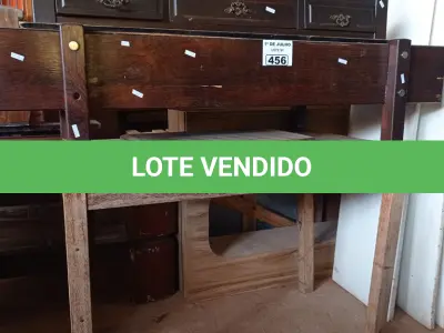 LOTE 456 - 03 MESAS EM MADEIRA MODELOS DIVERSOS COM AVARIAS. (NO ESTADO, LEILÃO NÃO TEM GARANTIA E NEM DEVOLUÇÃO, SUJEITO A POSSÍVEIS AVARIAS VISÍVEIS/OCULTAS E/OU AUSÊNCIA DE COMPONENTES).
