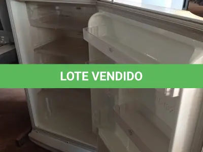 LOTE 321 - 01 GELADEIRA MARCA ELECTROLUX 220V. (NO ESTADO, LEILÃO NÃO TEM GARANTIA E NEM DEVOLUÇÃO, SUJEITO A POSSÍVEIS AVARIAS VISÍVEIS/OCULTAS E/OU AUSÊNCIA DE COMPONENTES).