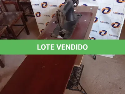 LOTE 424 - 01 MÁQUINA DE COSTURA MARCA SINGER COM AVARIAS. (NO ESTADO, LEILÃO NÃO TEM GARANTIA E NEM DEVOLUÇÃO, SUJEITO A POSSÍVEIS AVARIAS VISÍVEIS/OCULTAS E/OU AUSÊNCIA DE COMPONENTES).