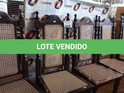 LOTE 255 - 06 CADEIRAS EM MADEIRA ENTALHADA COM DETALHES EM FIBRA SINTÉTICA. (NO ESTADO, LEILÃO NÃO TEM GARANTIA E NEM DEVOLUÇÃO, SUJEITO A POSSÍVEIS AVARIAS VISÍVEIS/OCULTAS E/OU AUSÊNCIA DE COMPONENTES).
