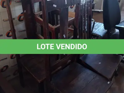 LOTE 427 - 05 CADEIRAS EM MADEIRA. (NO ESTADO, LEILÃO NÃO TEM GARANTIA E NEM DEVOLUÇÃO, SUJEITO A POSSÍVEIS AVARIAS VISÍVEIS/OCULTAS E/OU AUSÊNCIA DE COMPONENTES).