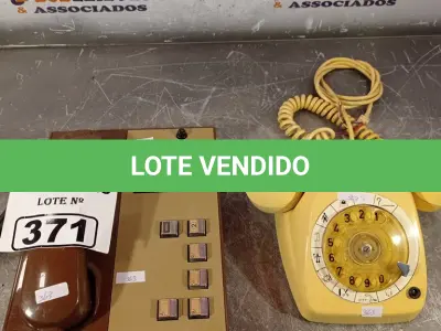 LOTE 371 - 02 APARELHOS DE TELEFONE ANTIGOS. (NO ESTADO, LEILÃO NÃO TEM GARANTIA E NEM DEVOLUÇÃO, SUJEITO A POSSÍVEIS AVARIAS VISÍVEIS/OCULTAS E/OU AUSÊNCIA DE COMPONENTES).